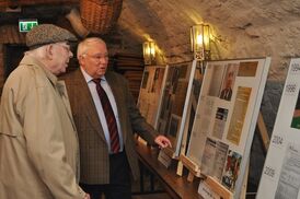 Hans-Georg Mertins mit Besucher Helmut Wesener