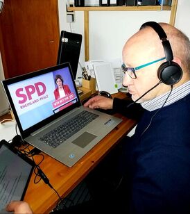 Guido Job vor dem Bildschirm des Landesparteitages