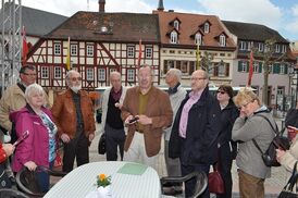 Begrüßung durch Erich Menger (Bildmitte) vor dem Oppenheimer Rathaus