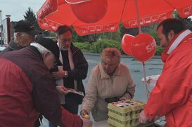 Stand ALDI / REWE: Arno Schmitz (rechts) und Hans-Georg Mertins (links) im Gespräch mit einer Kundin.