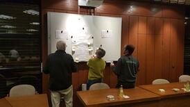 Workshop-Teilnehmer vor der Pinwand