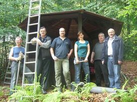 Stadtbürgermeister Guido Job besuchte die Helfer bei der Sanierung der Schutzhütte.
